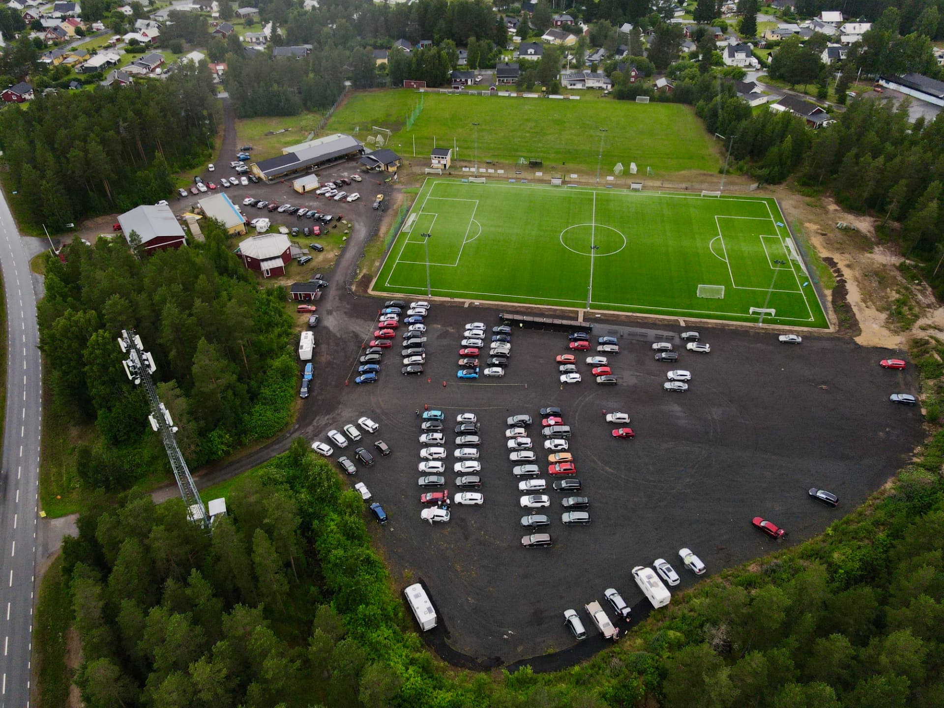 Flygfoto över Olympiaområdet i Heden med fotbollsplan, klubblokal, parkering och omgivande skog och bostäder